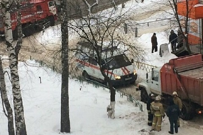 В Нижнем Новгороде мусоровоз насмерть задавил мужчину на площади Советской В Нижнем Новгороде мусоровоз насмерть задавил мужчину на площади Советской
