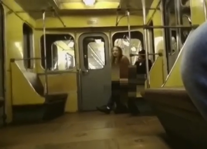 Интим в метро: парочку нижегородцев не смутили даже пассажиры - фото 1
