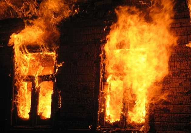 Мужчина и женщина получили ожоги при пожаре в бане в Володарском районе
