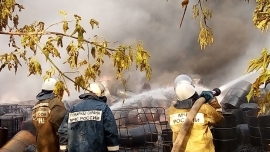 Бочки с лаком горели на площади 300 квадратных метров в Дзержинске - фото 1
