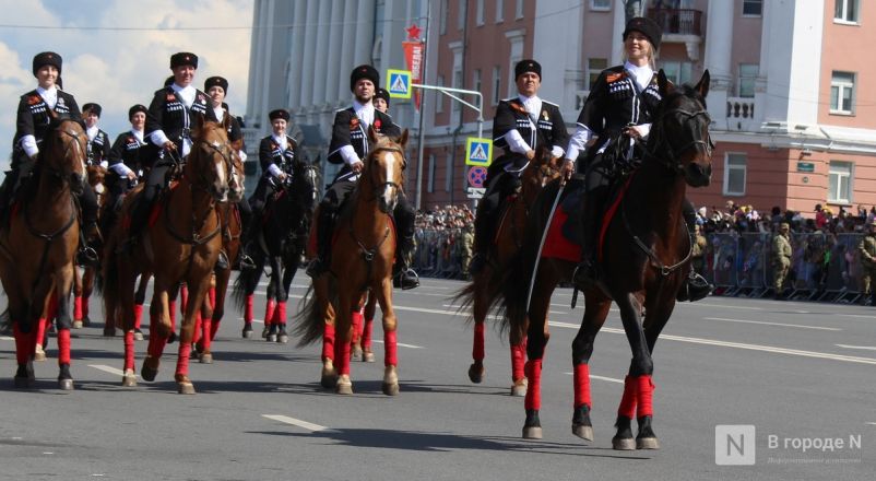 Фоторепортаж: парад в честь 80-й годовщины Победы прошел в Нижнем Новгороде - фото 175