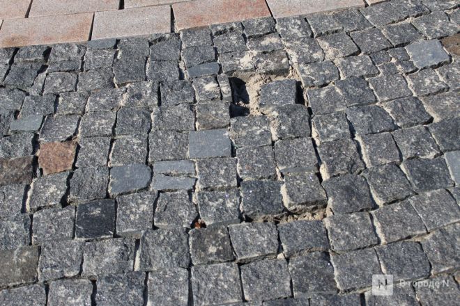 Ржавые урны и разбитая плитка: как пережили зиму знаковые места Нижнего Новгорода - фото 14
