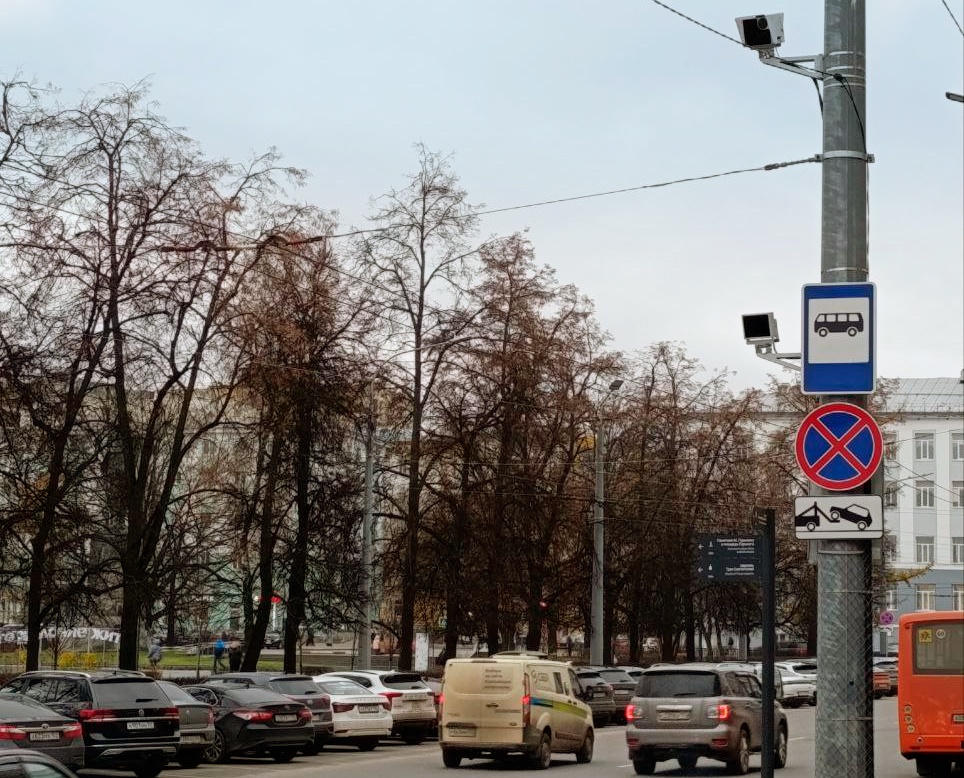 Камера начала отслеживать нарушителей ПДД на площади Горького - фото 1