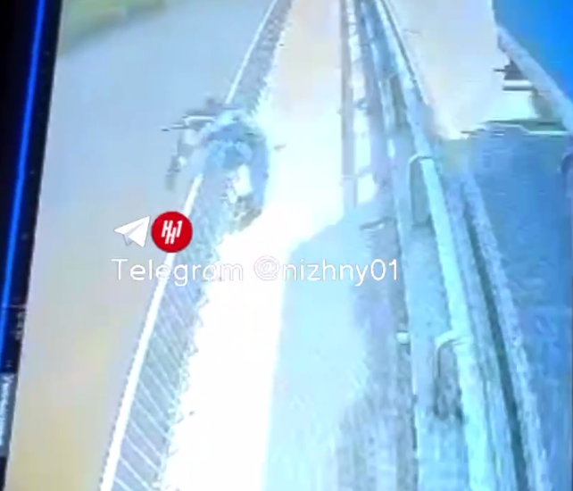 Соцсети: мужчина сбросил электросамокат с Мызинского моста в Нижнем Новгороде - фото 1