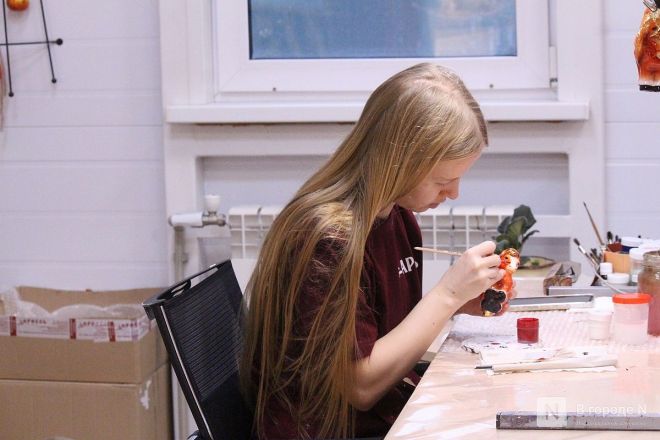 Волшебство из стекла: фоторепортаж с фабрики елочных игрушек в Нижнем Новгороде - фото 126