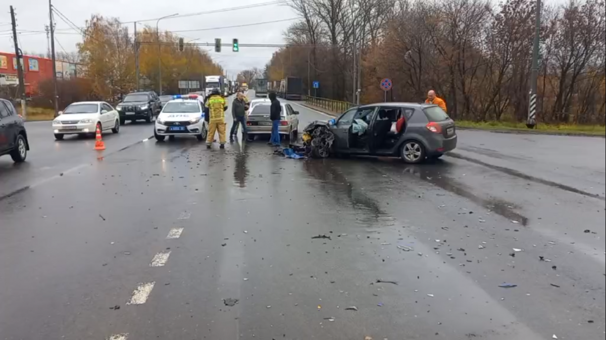 Три ребенка пострадали в массовом столкновении автомобилей в Лыскове - фото 1