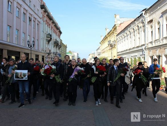 Траурная процессия с портретами Славиной  прошла мимо здания нижегородского МВД (фото) - фото 8