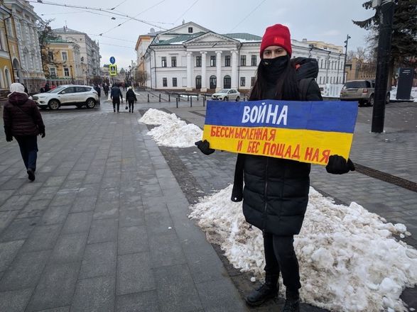 Соцсети: несколько антивоенных одиночных пикетов прошло в Нижнем Новгороде - фото 1