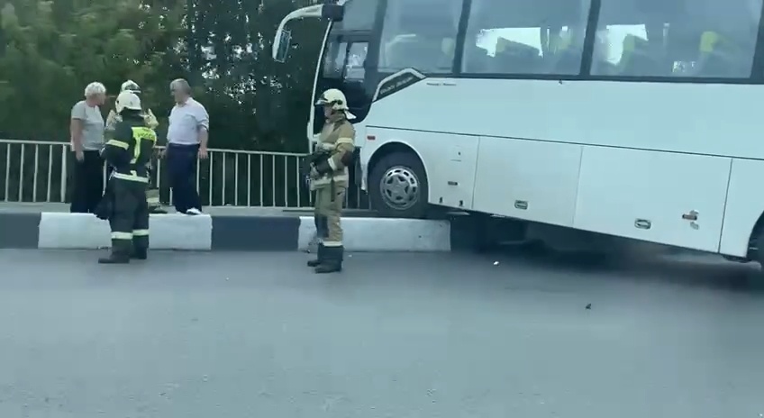Автобус едва не вылетел с Ванеевского моста: две девушки пострадали - фото 1