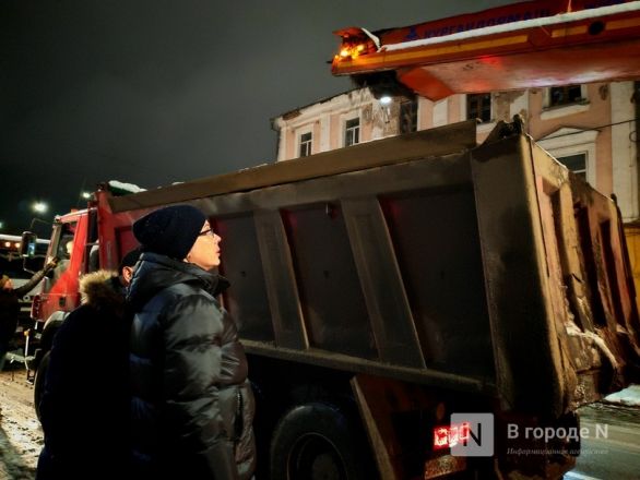 Фоторепортаж: как чистят дороги в Нижнем Новгороде после мощных снегопадов - фото 2