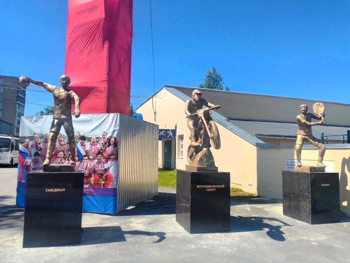 Администрация Дзержинска рассказала о раскритикованных жителями скульптурах у стадиона - фото 1