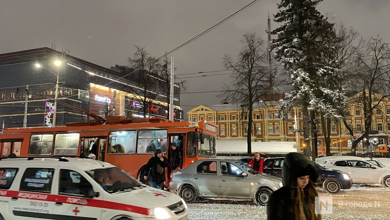 Троллейбус столкнулся с иномаркой на площади Лядова в Нижнем Новгороде - фото 3