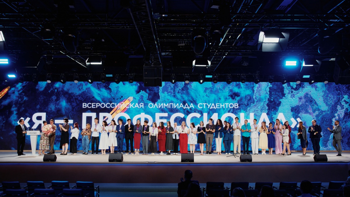 Ректор Мининского университета вручил золотые медали лучшим студентам России - фото 1