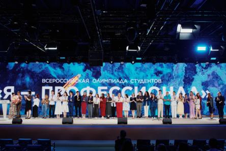 Ректор Мининского университета вручил золотые медали лучшим студентам России