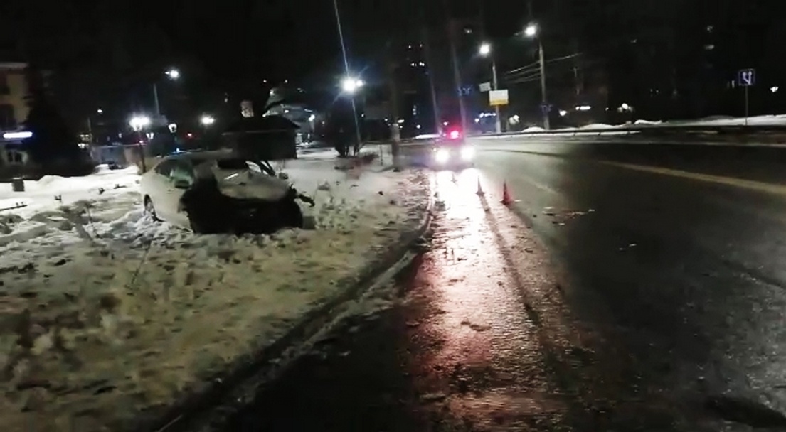 Водитель Mercedes в Сормове травмировал двух девушек из Polo - фото 1