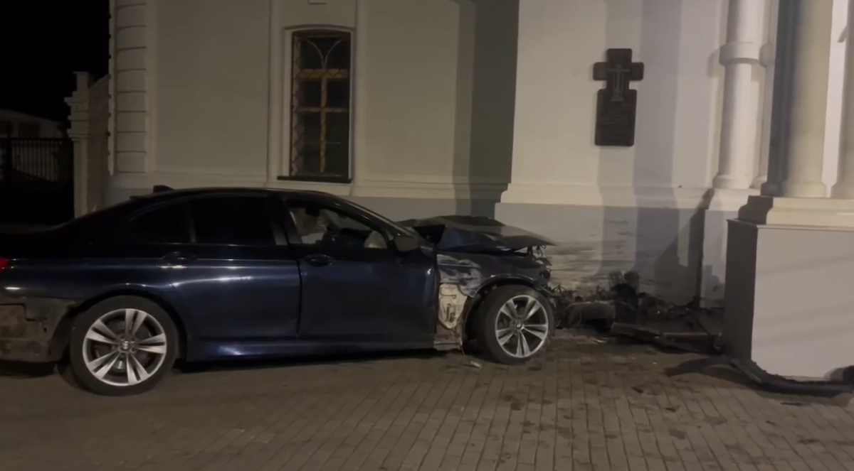 Водитель BMW влетел в церковь в Нижнем Новгороде: трое пострадали - фото 1