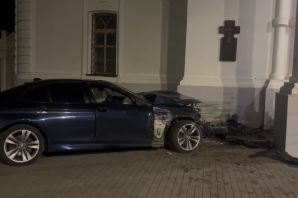 Водитель BMW влетел в церковь в Нижнем Новгороде: трое пострадали