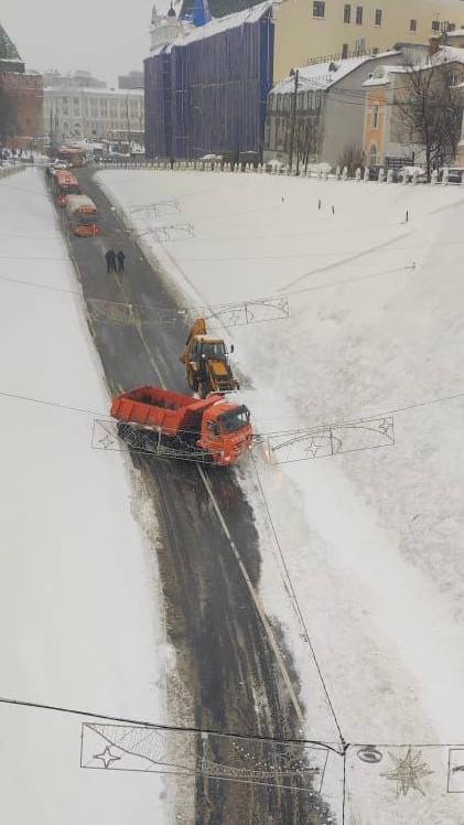 Техника убирает снег на месте лавины на Зеленском съезде в Нижнем Новгороде - фото 2
