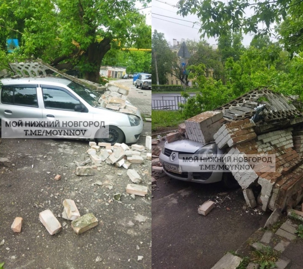 Кирпичный забор рухнул на автомобиль в Нижнем Новгороде