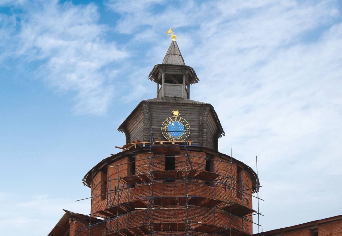 Исторические часы монтируют на Часовой башне Нижегородского кремля - фото 1