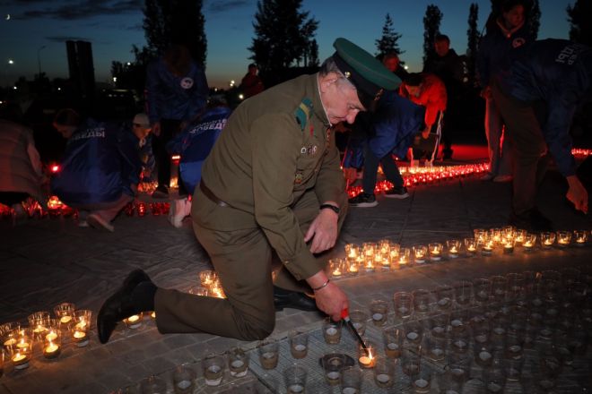 Более 10 тысяч свечей зажгли в парке Победы в Нижнем Новгороде - фото 3
