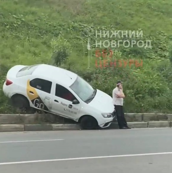 Таксист &laquo;припарковался&raquo; на склоне Похвалинского съезда в Нижнем Новгороде - фото 2