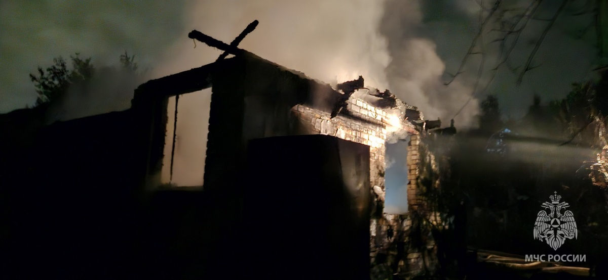 Пожарные не успели спасти горящий дом в Советском районе из-за перекрытой дороги - фото 1