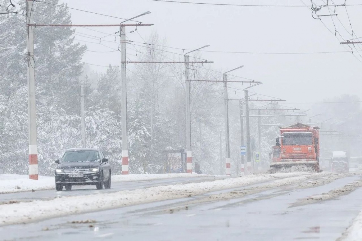 Коммунальщики Дзержинска вышли на борьбу со снегом - фото 1