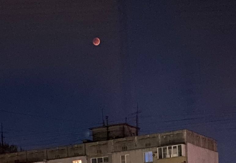Жители Нижнего Новгорода делятся фотографиями лунного затмения - фото 1