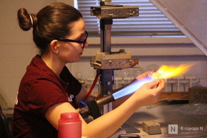 Волшебство из стекла: фоторепортаж с фабрики елочных игрушек в Нижнем Новгороде - фото 98