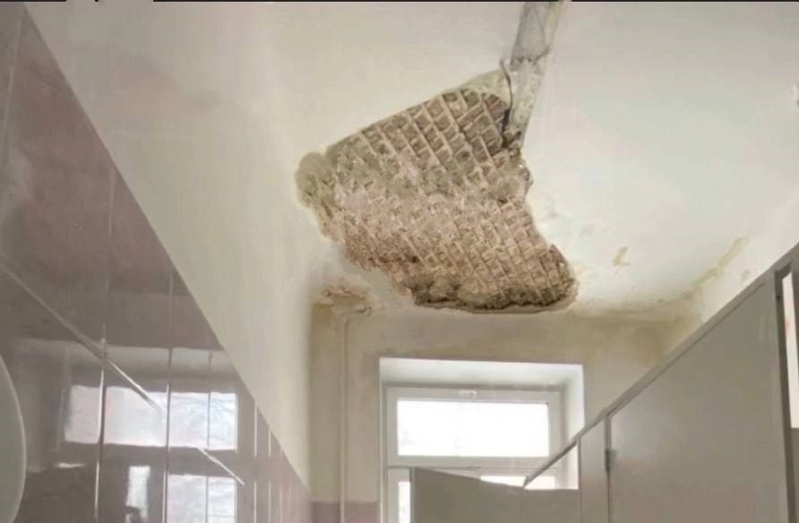 Штукатурка рухнула с потолка в туалете нижегородской школы № 48 - фото 1
