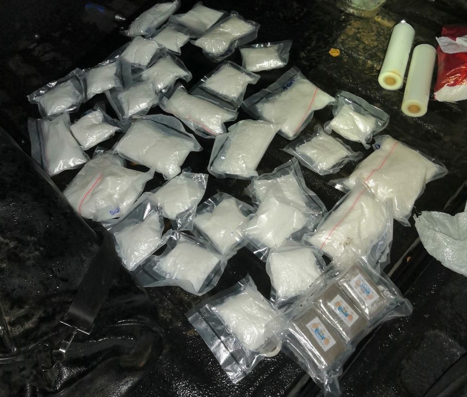 Более 5 килограмм марихуаны и оружие изъяли у нижегородских наркоторговцев - фото 1