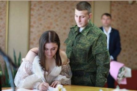Еще две нижегородские пары поженились в воинской части в Клинцах