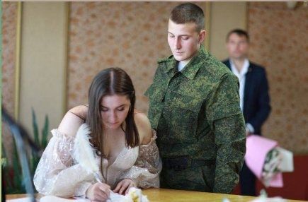 Еще две нижегородские пары поженились в воинской части в Клинцах