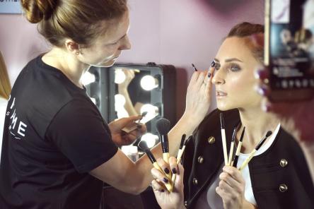 Визажист Oriflame подарила нижегородкам мастер-класс в рамках Дня красоты