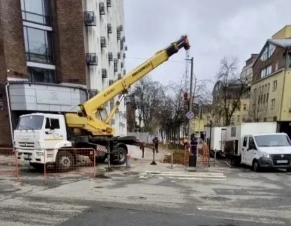 Ремонт на улице Ошарской в Нижнем Новгороде завершили после прорыва трубы - фото 1