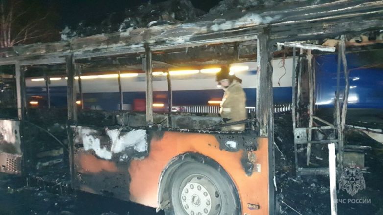 Автобус загорелся во время движения в Нижнем Новгороде - фото 2