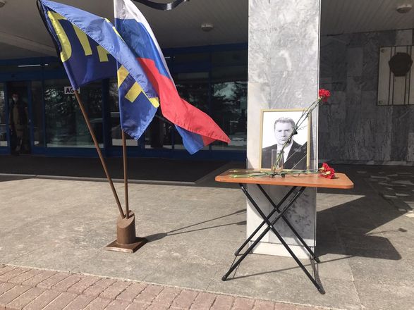 Стихийный мемориал в память о Жириновском создали в Нижнем Новгороде - фото 3