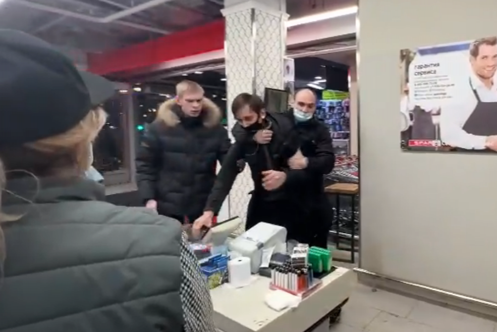 Соцсети: охранник магазина в Московском районе подрался с блогером, снимавшим просрочку - фото 1