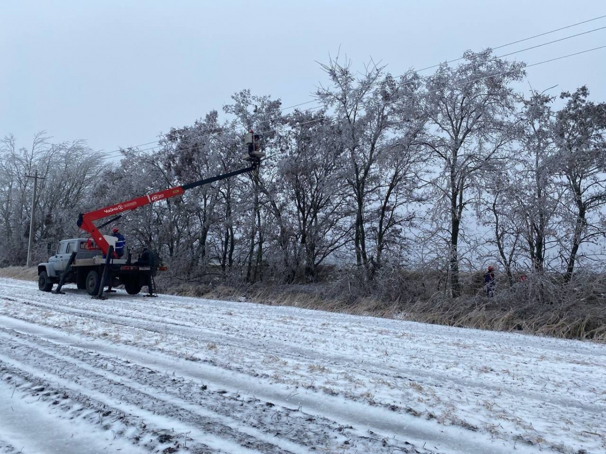 Нижегородские энергетики восстанавливают нарушенное непогодой электроснабжение небольшой части потребителей региона - фото 1