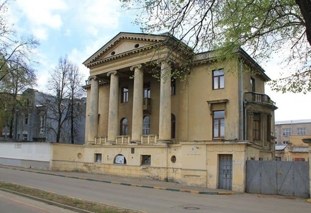 Два исторических здания на Верхневолжской набережной выставлены на продажу