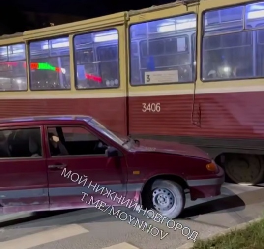 Легковушка протаранила трамвай №3 на Заречном бульваре - фото 1