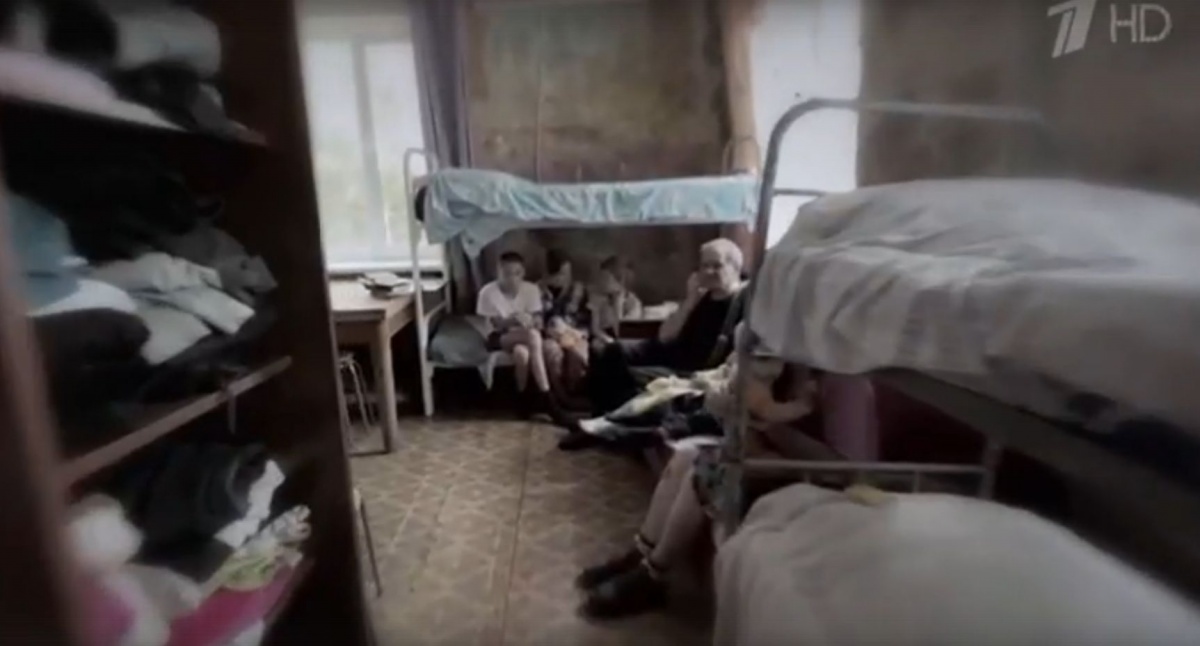 Богородская семья с семью детьми ютится в маленькой комнате общежития - фото 1