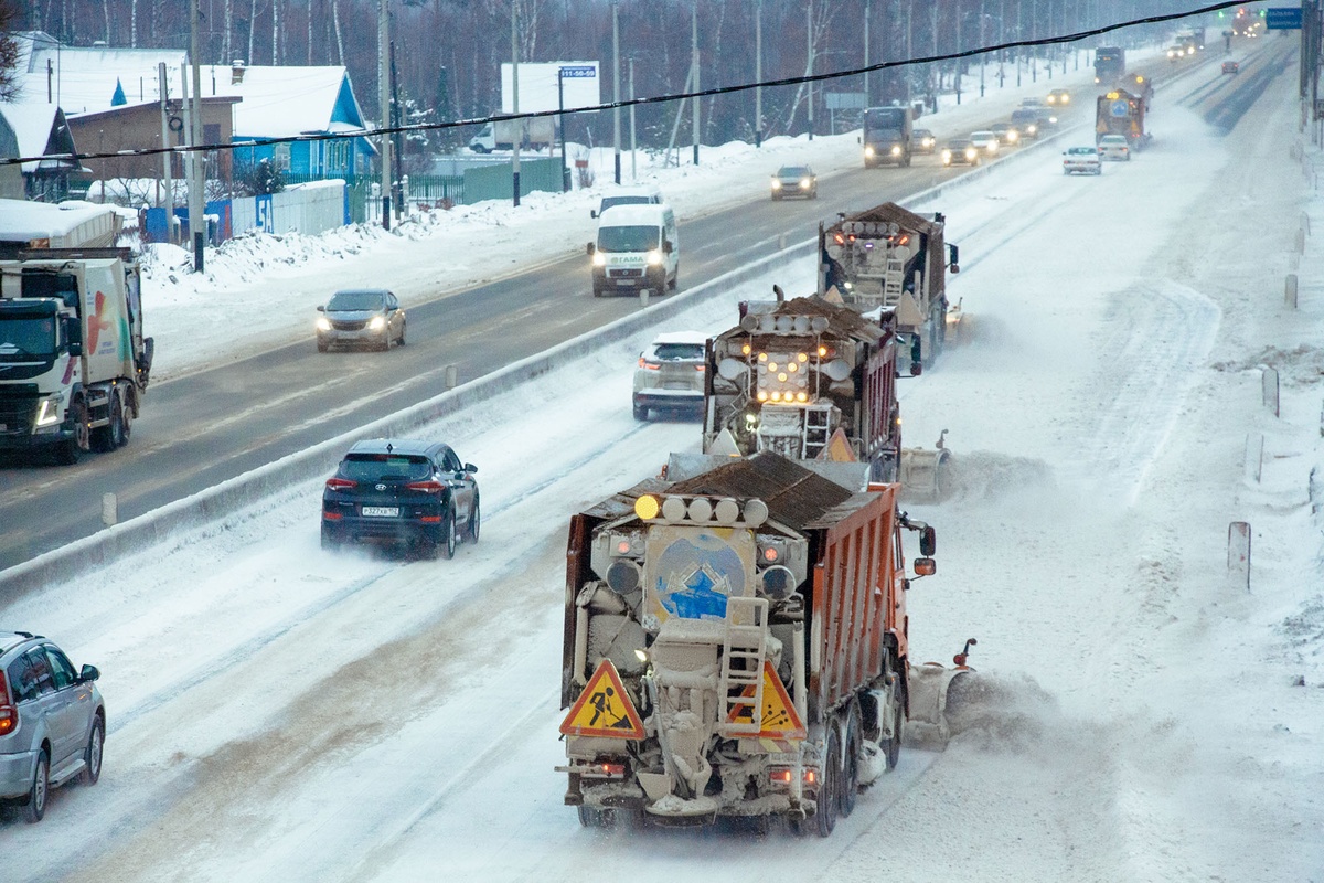 Тягачи помогают грузовым автомобилям на занесенных снегом дорогах в Нижегородской области - фото 2