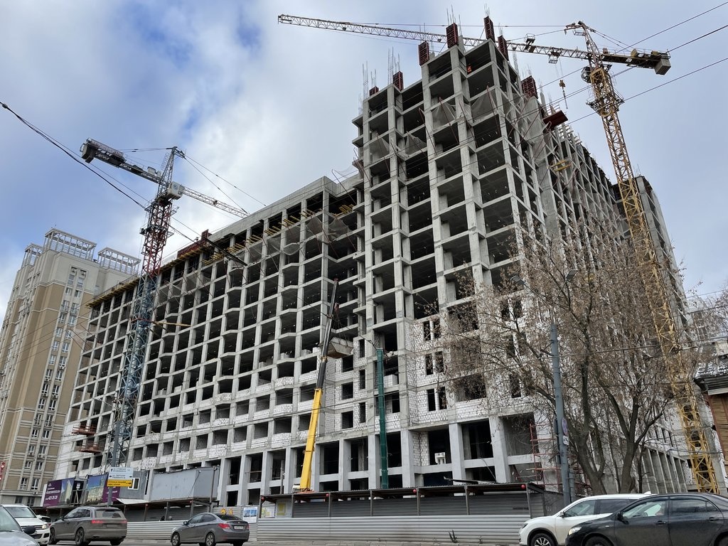 Строительство нового ЖК на улице Белинского перешло отметку 60% - фото 1