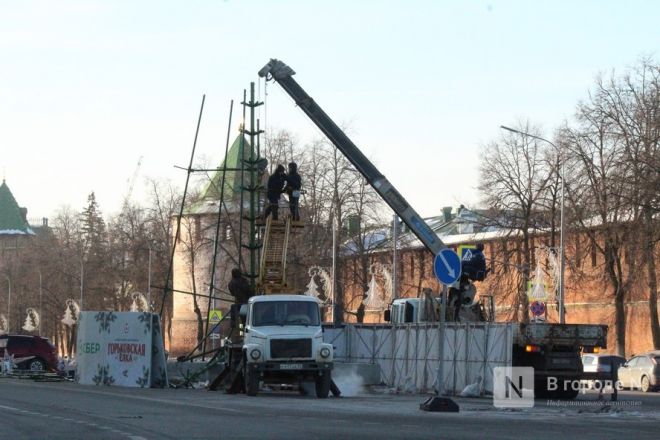 Главную нижегородскую елку демонтировали на площади Минина и Пожарского - фото 5