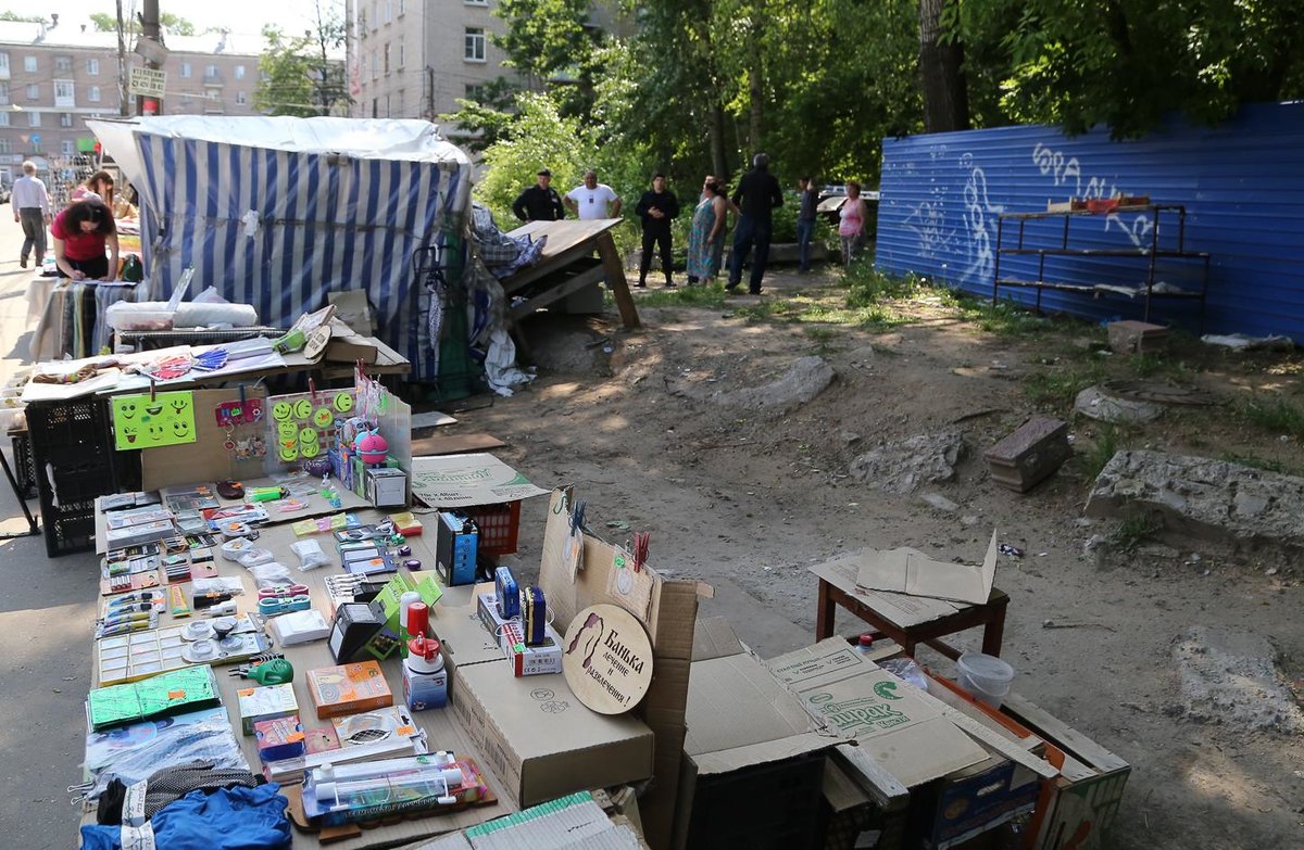 Предпринимателей без лицензии выгнали со стихийного рынка в Ленинском районе - фото 1