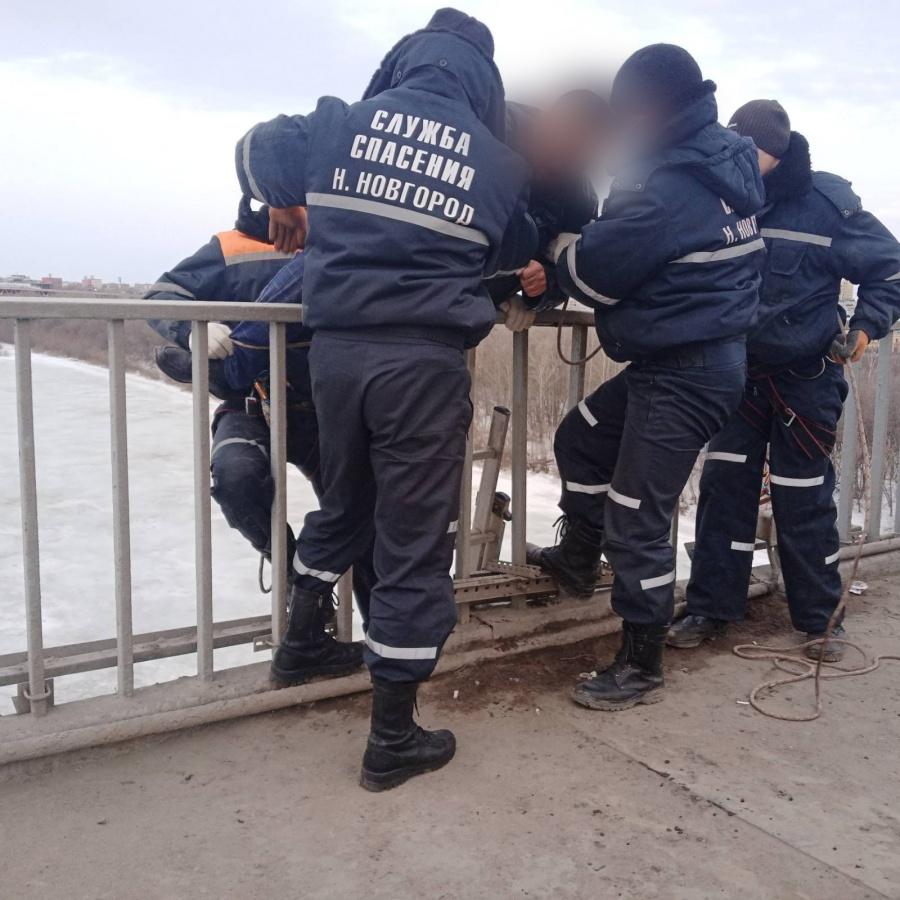 Спасатели разубедили нижегородца прыгать с Канавинского моста - фото 1