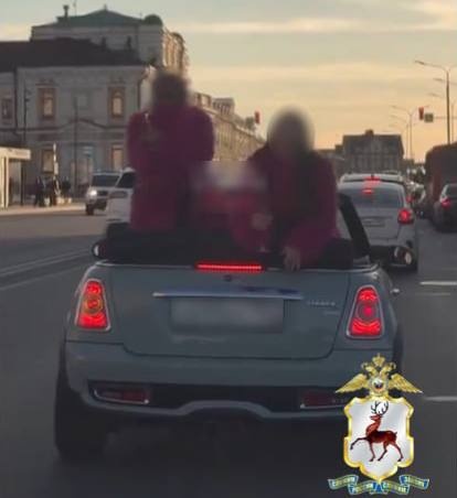 Нижегородская полиция оштрафовала водителя кабриолета с танцующими девушками - фото 1