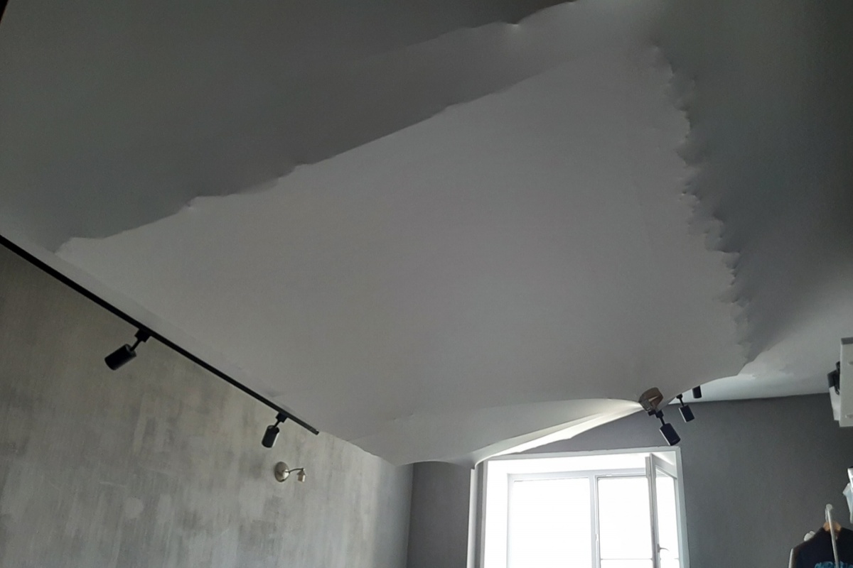 Потолочная плита рухнула в квартире дома в Дзержинске - фото 1